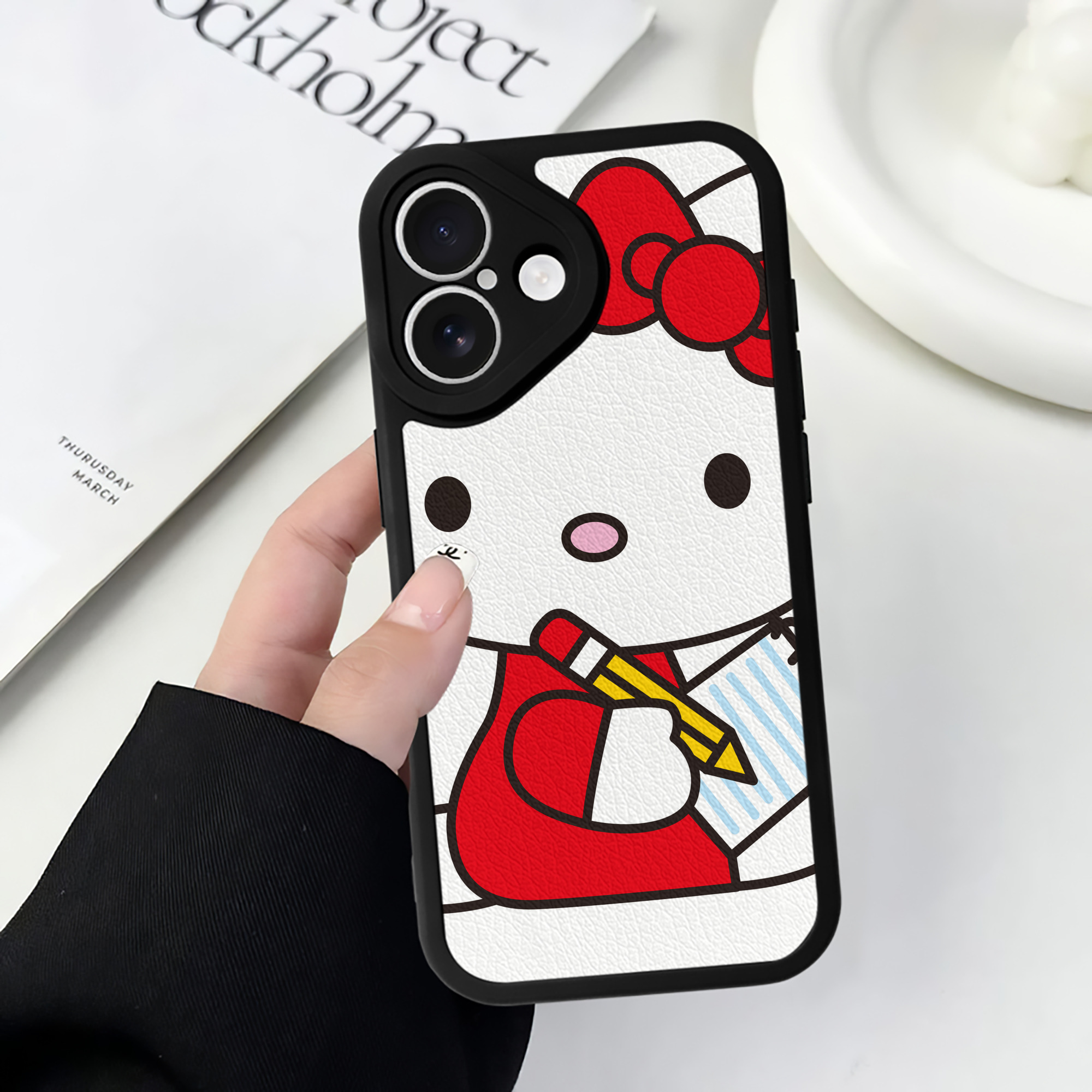 （画像用） Hello Kitty ハローキティ 【iPhone 16シリーズ対応】シリコンスマホケース（レザー調） 材質：シリコン